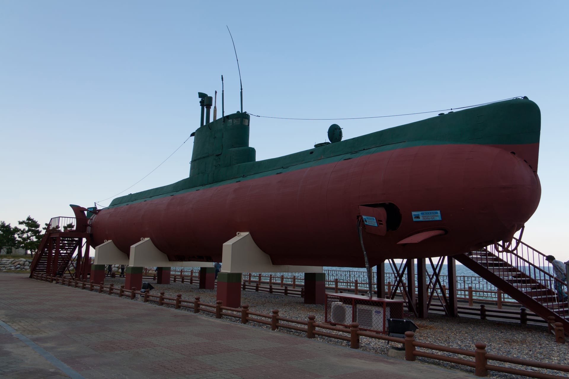 1996 年在南韓江陵外海擱淺的北韓鯊魚級潛艦，事件後移到江陵統一公園海邊展示，攝於 2012 年