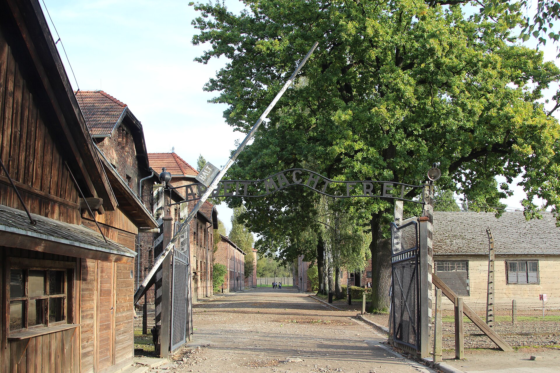 奧斯威辛一號營大門，門上鐵字寫著 ARBEIT MACHT FREI