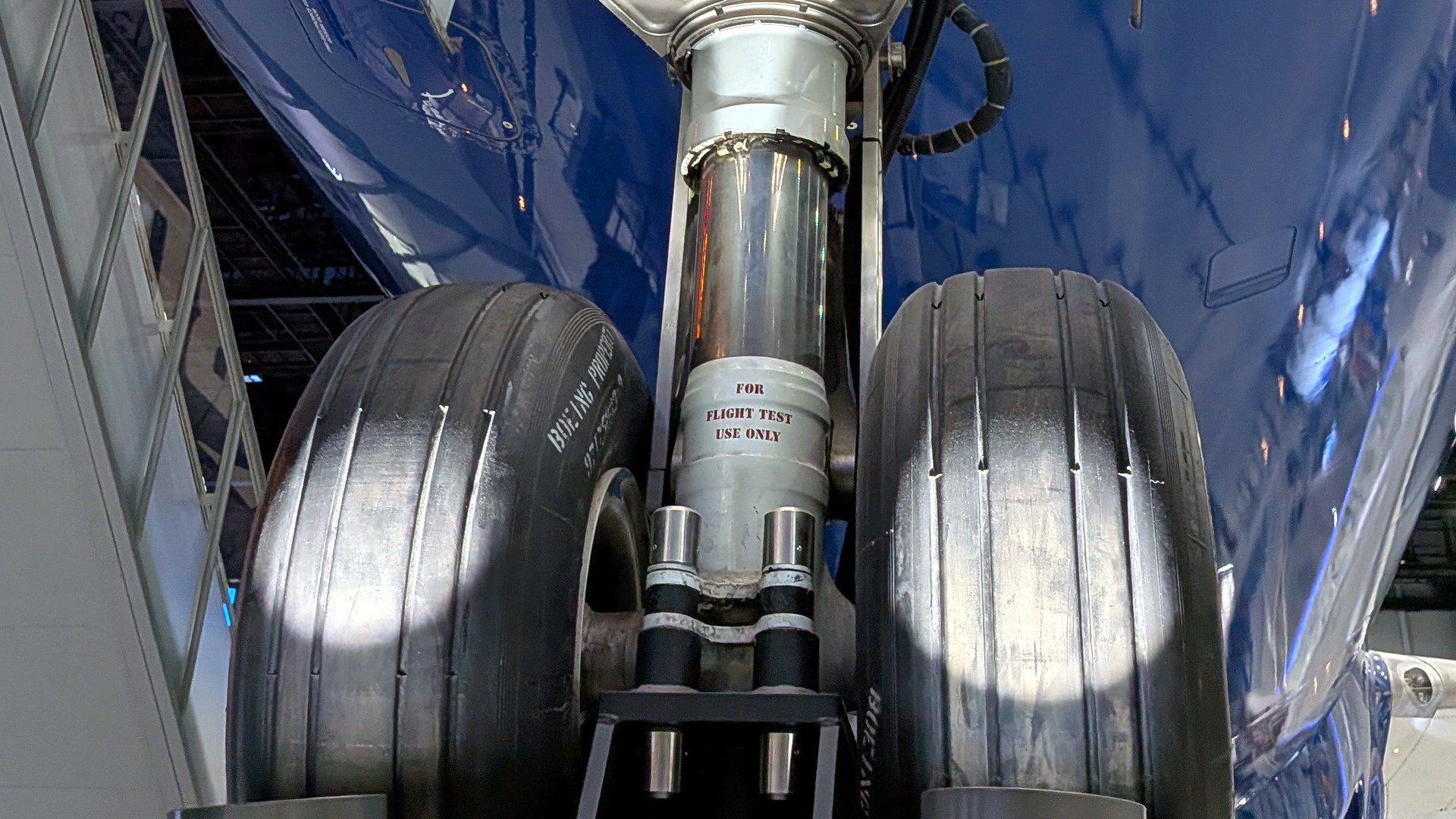 波音 787 前起落架支柱上 FOR FLIGHT TEST USE ONLY 字樣