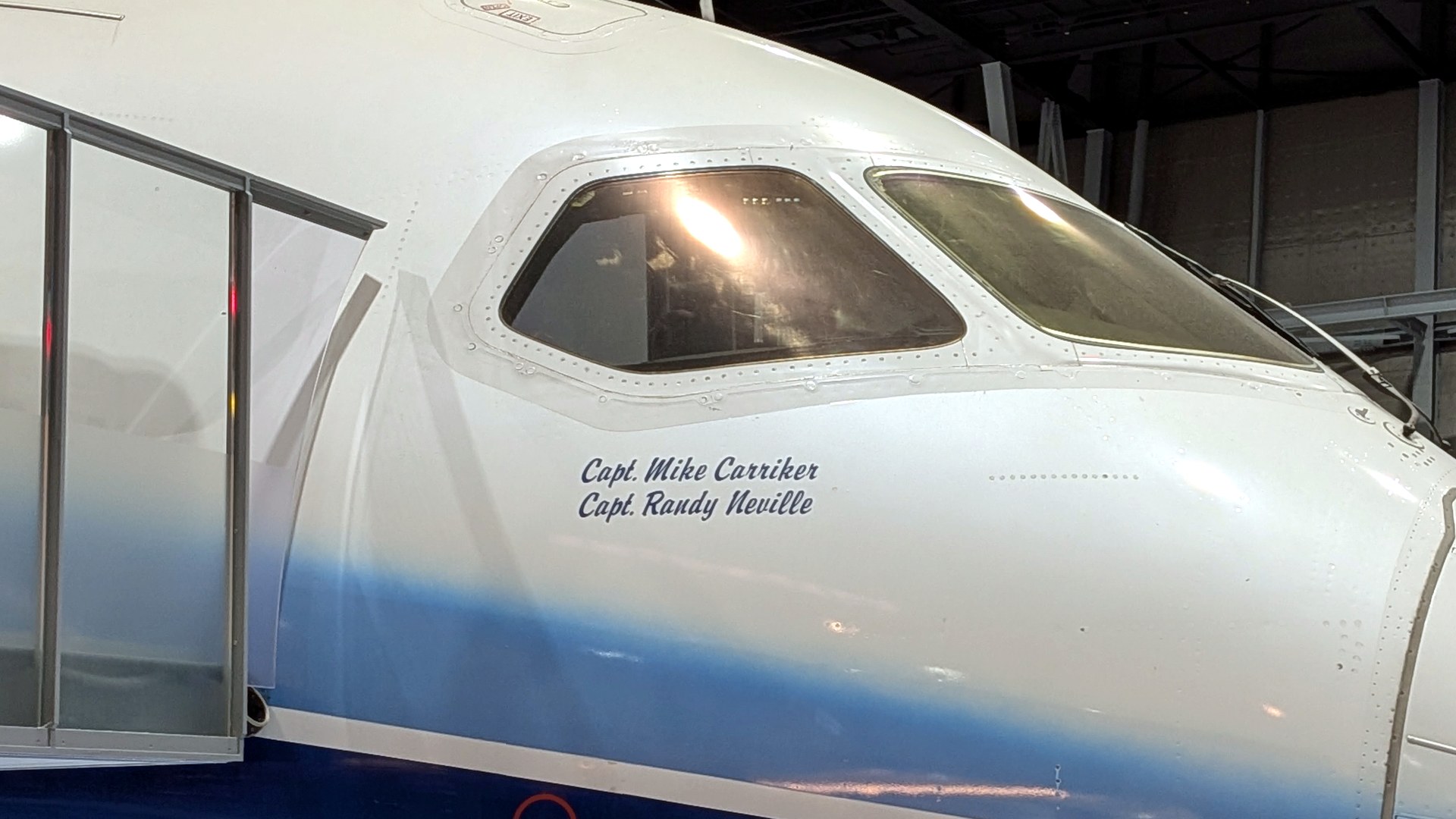 波音 787 原型機 ZA001 駕駛艙窗下的兩行試飛員手寫體署名
