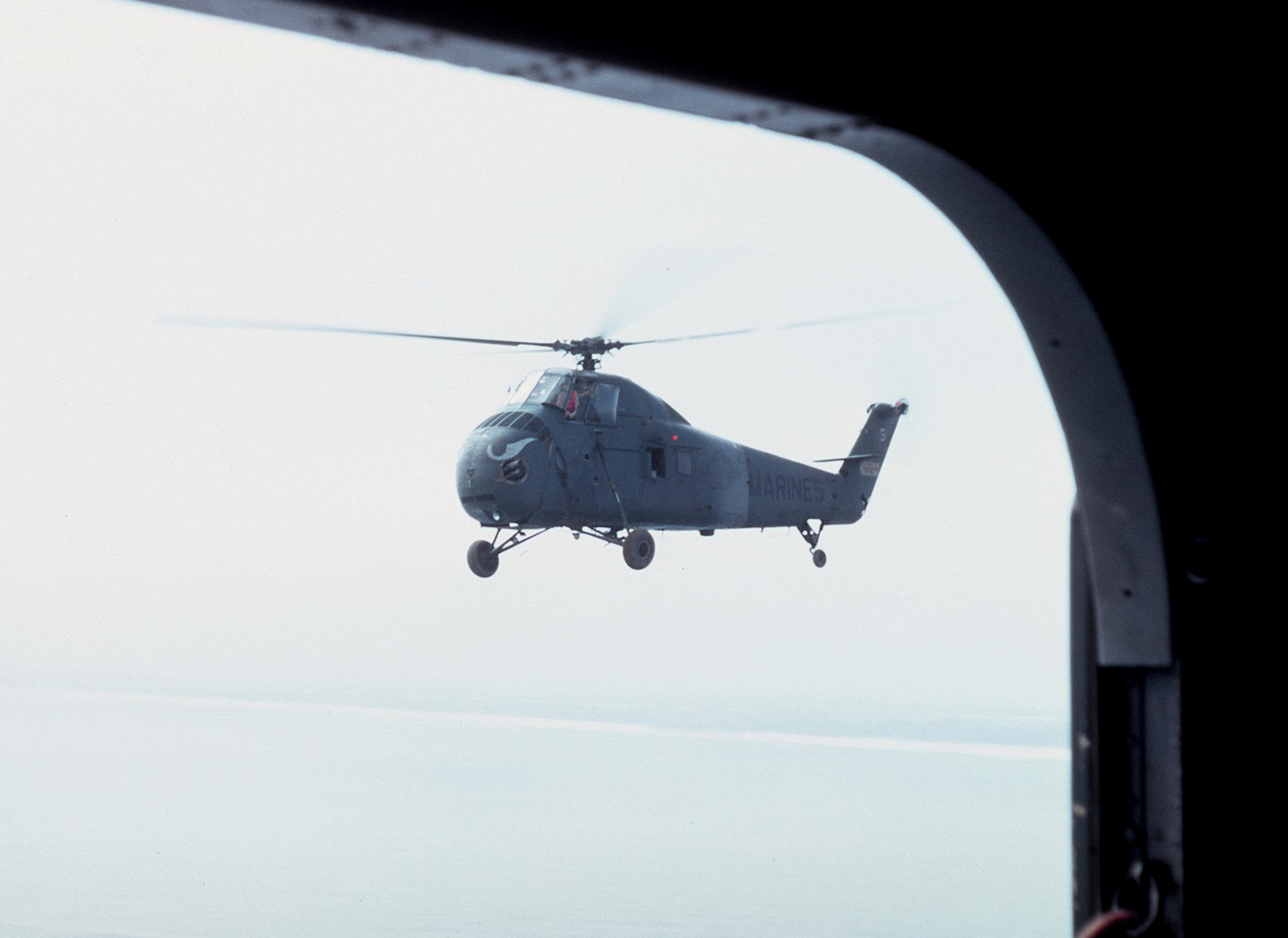 美國海軍陸戰隊 HMM-163 中隊一架 UH-34D 直升機飛越南越 Cua Viet 一帶,1967 年從另一架直升機的艙門拍攝