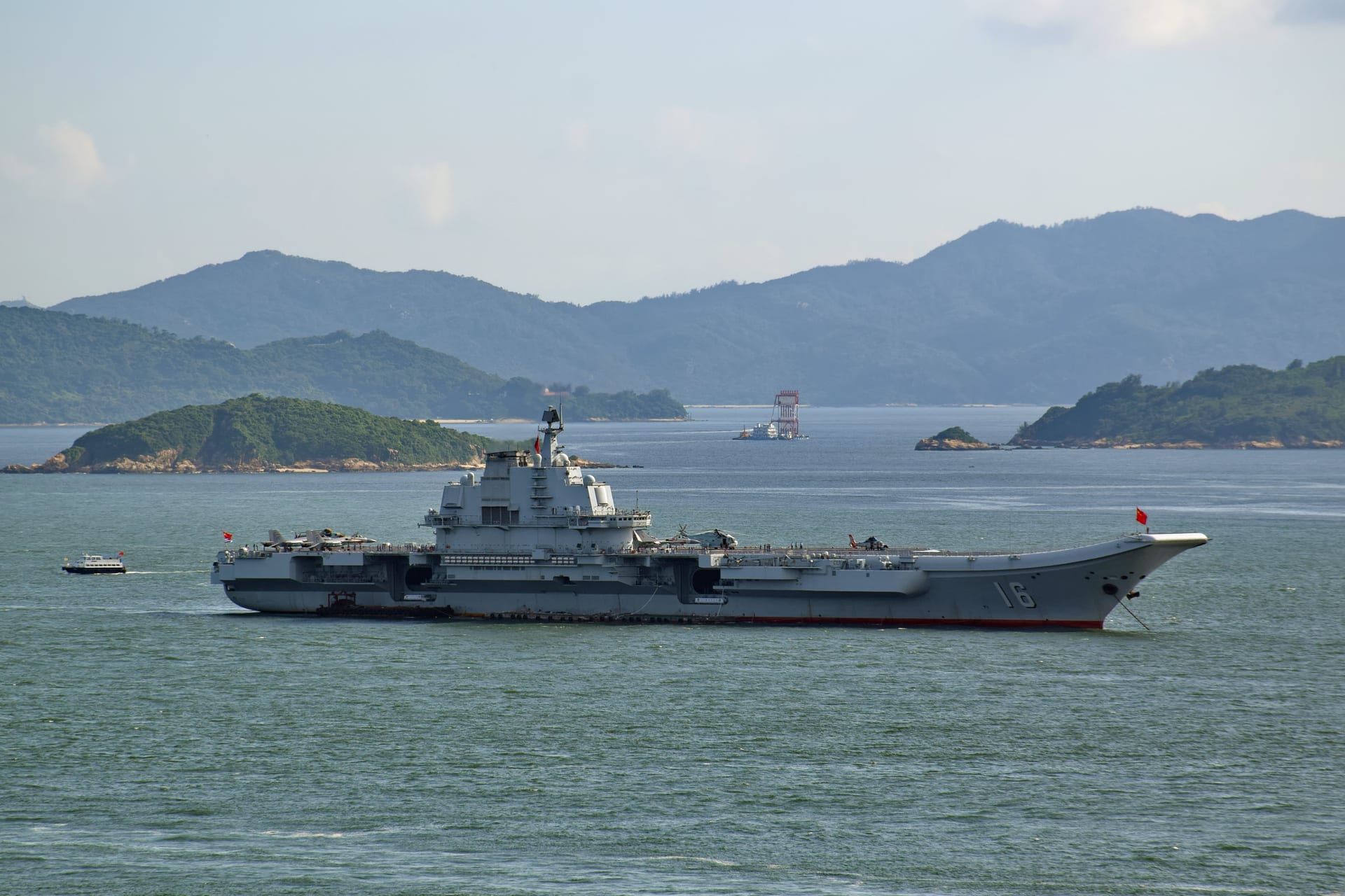 中國航空母艦遼寧號停泊於香港外海