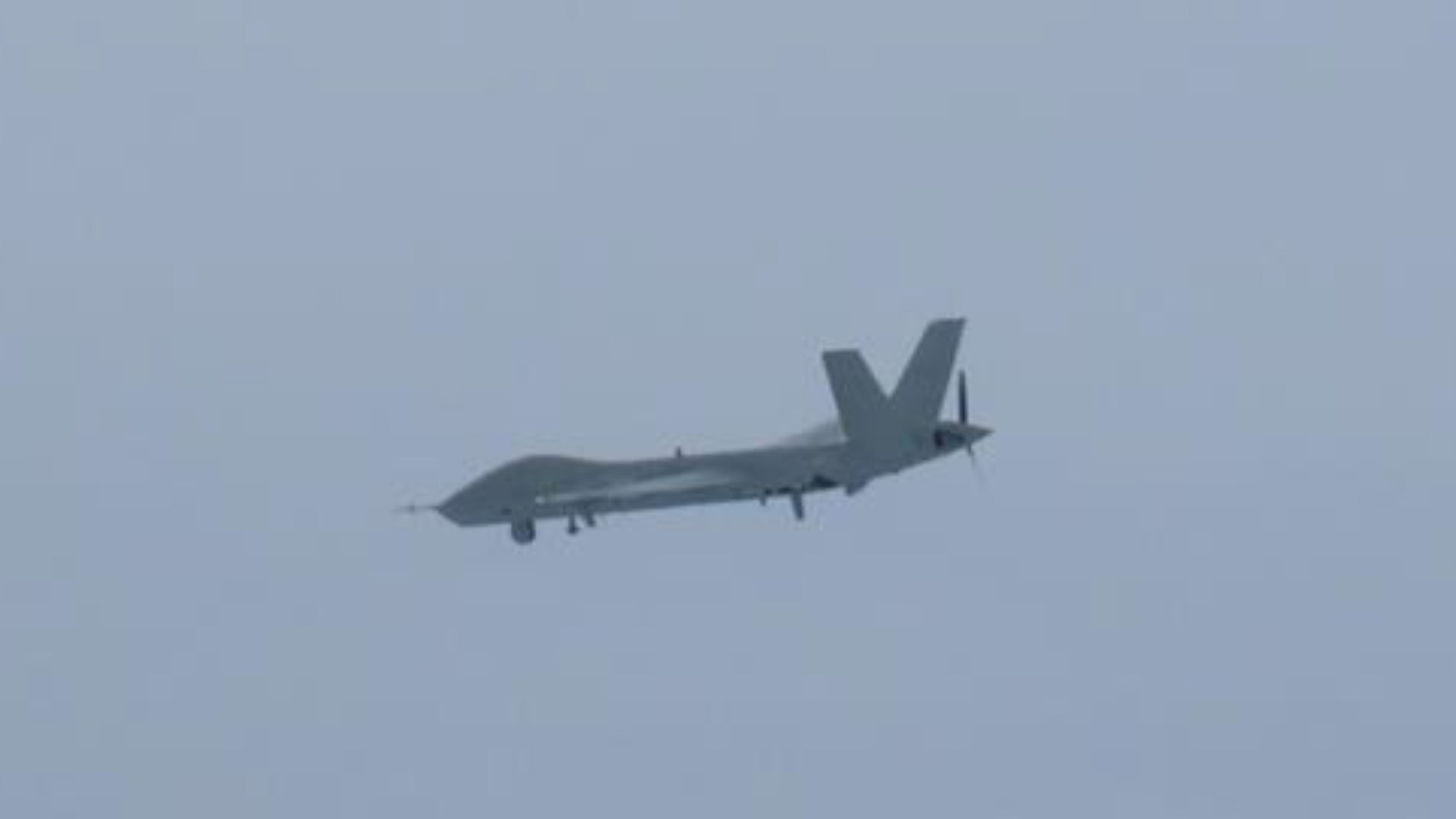 解放軍攻擊二型（GJ-2）無人機在空中飛行，由日本航空自衛隊於 2025 年 2 月拍攝