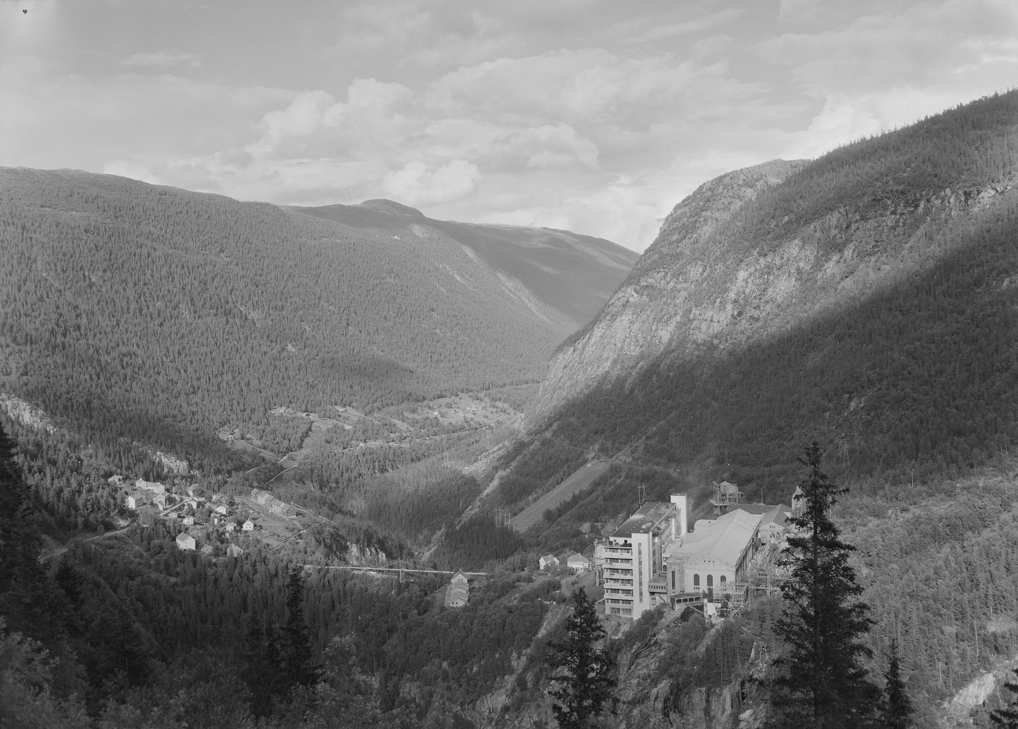 挪威泰勒馬克郡 Rjukan 的 Vemork 電廠與其所在的山谷，1954 年攝