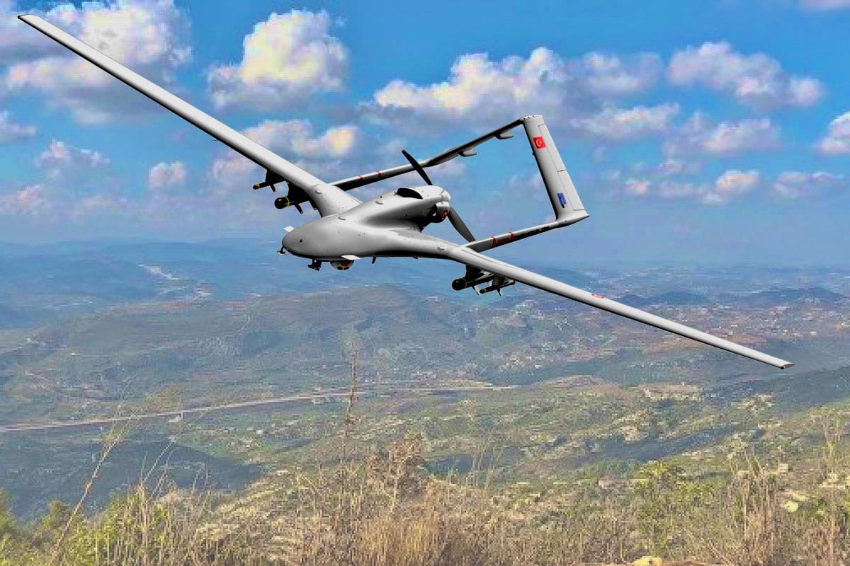 土耳其製 Bayraktar TB2 中空長航時無人機在天空中飛行的剪影
