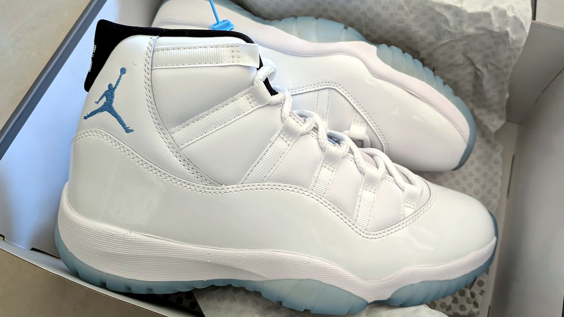 Air Jordan 11 Legend Blue，白漆皮與北卡藍冰底