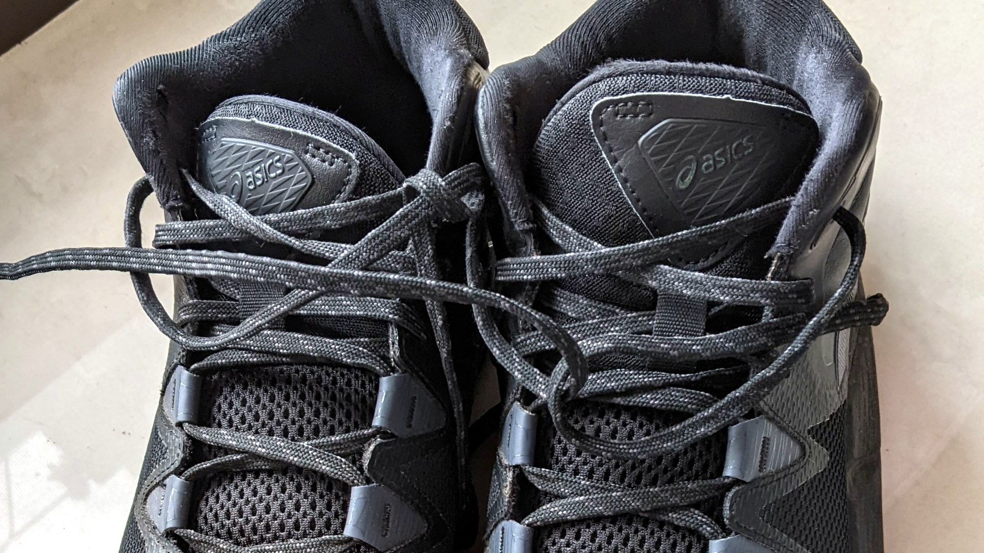 實戰磨損明顯的全黑 ASICS UNPRE ARS LOW