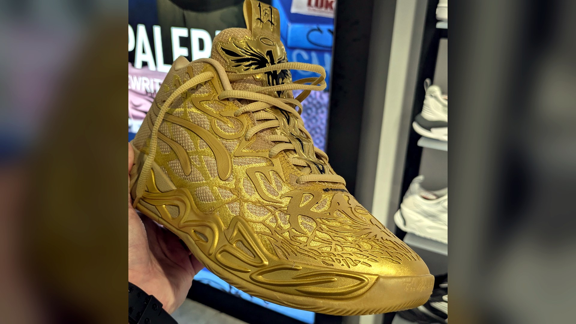 PUMA MB.04 Golden Child，全金屬金的塗鴉浮雕鞋面