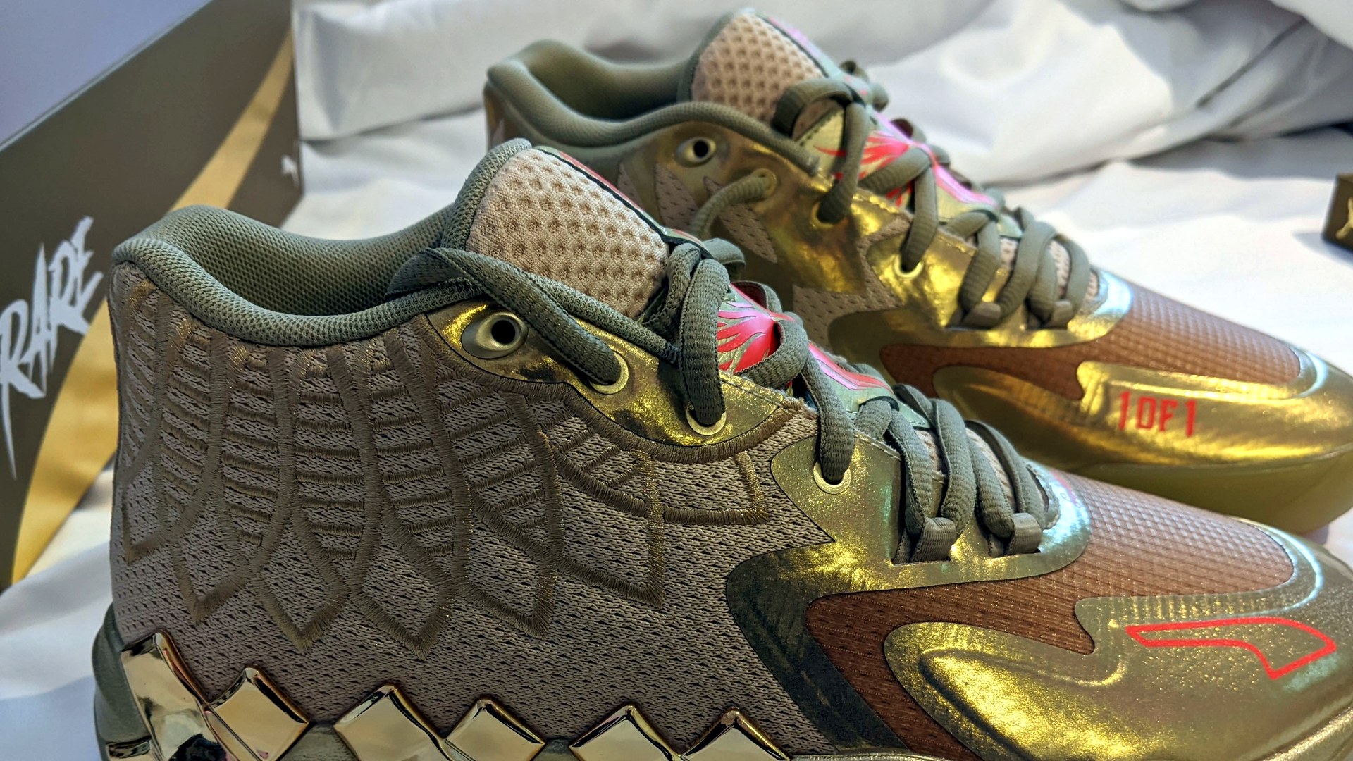 PUMA MB.01 Golden Child，金色鞋面與鍍鉻菱格後跟