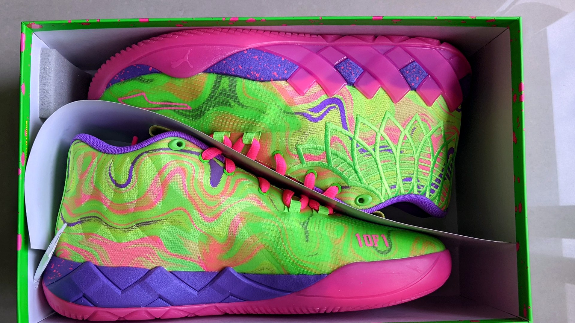 PUMA MB.01 Inverse Toxic 配色，螢光綠渦紋鞋面
