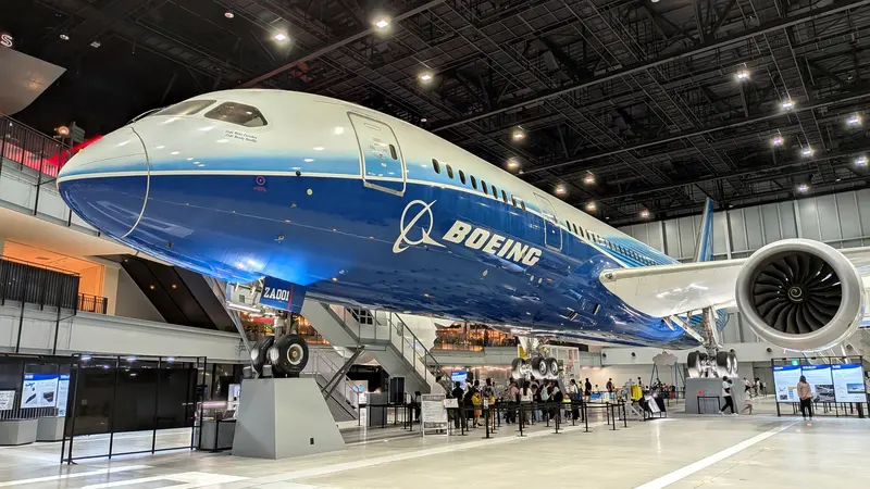 波音 787 原型機 ZA001 於名古屋 Flight of Dreams 展館的全機大景