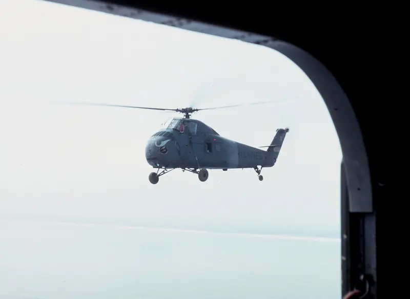 美國海軍陸戰隊 HMM-163 中隊一架 UH-34D 直升機飛越南越 Cua Viet 一帶，1967 年從另一架直升機的艙門拍攝