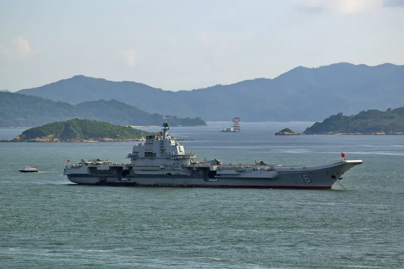 中國航空母艦遼寧號停泊於香港外海