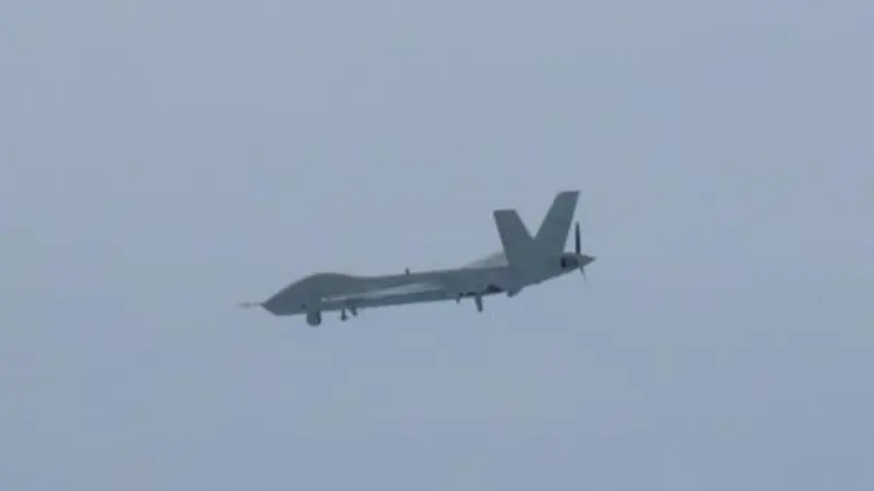 解放軍攻擊二型（GJ-2）無人機在空中飛行，由日本航空自衛隊於 2025 年 2 月拍攝