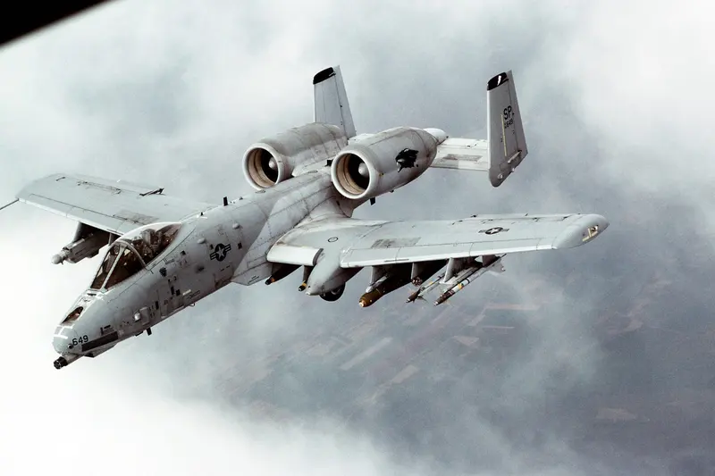 一架 A-10 雷霆二式攻擊機在空中飛行