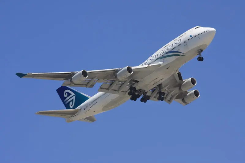 一架紐西蘭航空客機正滑向跑道準備起飛