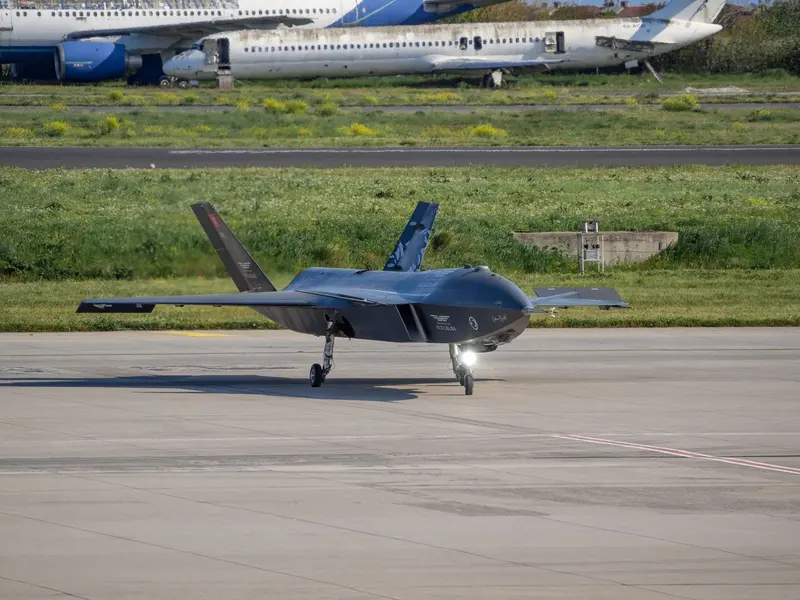 停機坪上滑行的軍用無人機 Bayraktar Kizilelma