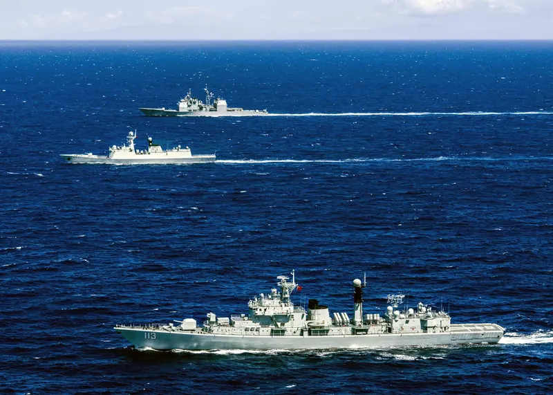 解放軍海軍青島艦（113）與臨沂艦（547）在夏威夷歐胡島外海與美軍巡洋艦伊利湖號並行航行