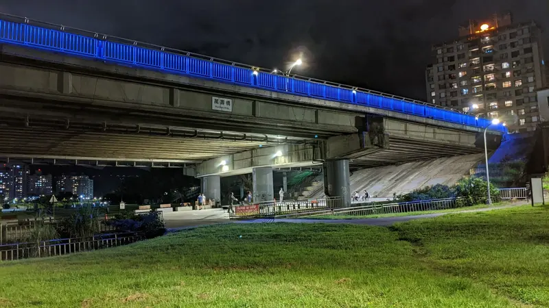 夜間河濱的萬壽橋下，鷹捷詠春的練習場地