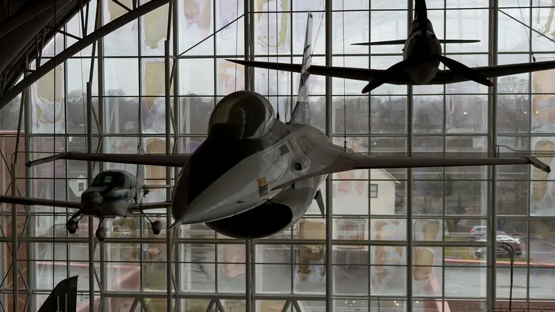 維吉尼亞航太中心玻璃帷幕大廳裡吊掛展示的 YF-16 原型機