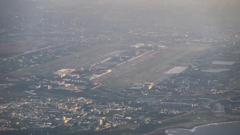 從起飛的航機上俯瞰桃園機場與周邊市區