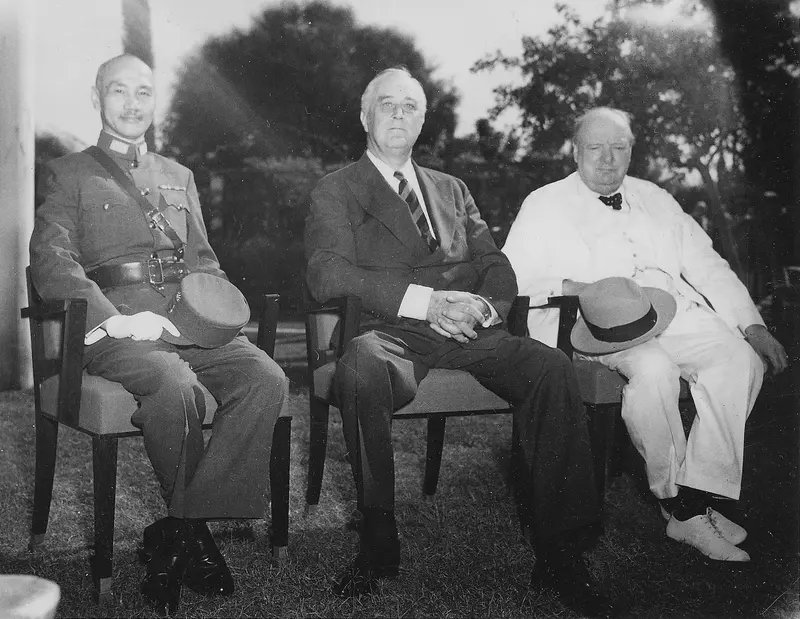 1943 年開羅會議，蔣介石、羅斯福、邱吉爾三人於會場前合影