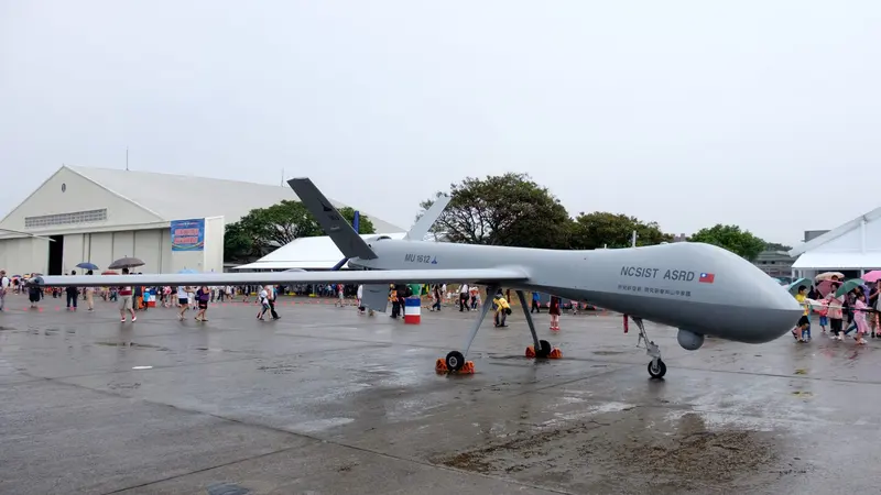 中科院研製的軍用中空長航時無人機停放於新竹空軍基地停機坪