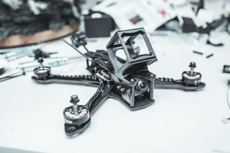 一架裝有圖傳天線的 FPV 競速無人機特寫