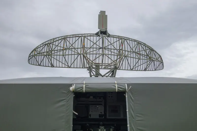 軍用車輛頂部架設的衛星碟形天線